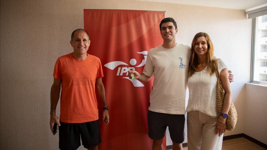 El squashista recibió las llaves junto a sus padres.