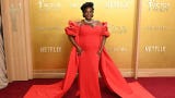 <strong>Wunmi Mosaku</strong> apostó por el dramatismo con un vestido rojo impactante. La actriz estuvo nominada a Mejor Actriz de Reparto por Pecadores.