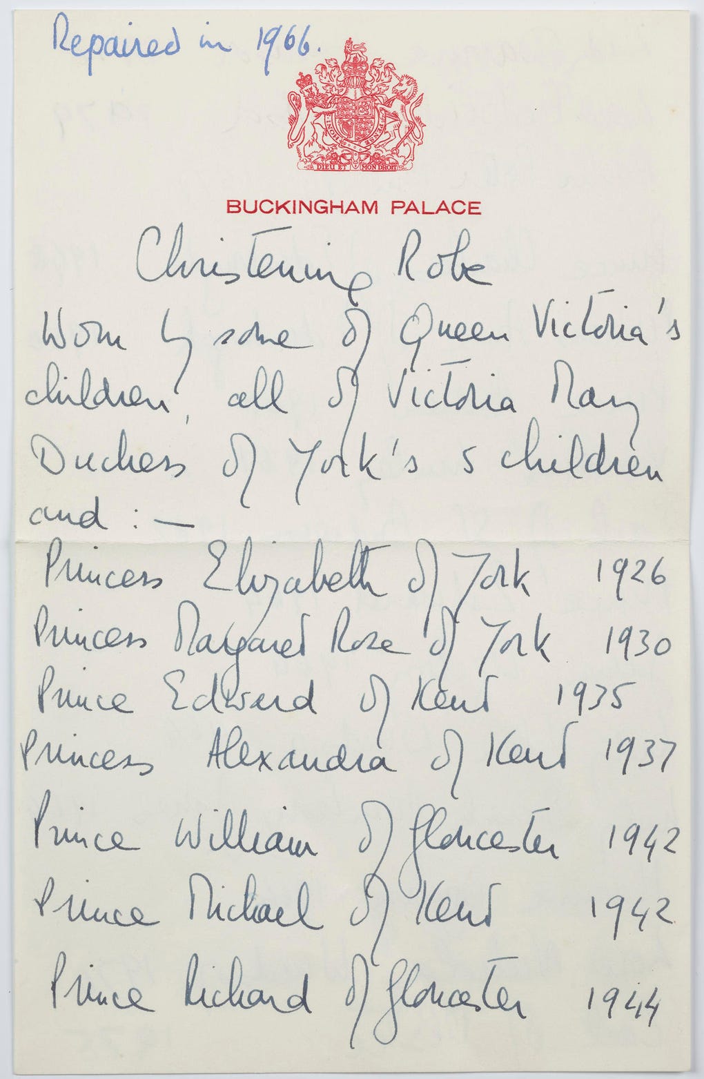 Entre las piezas expuestas habrá vestidos, accesorios y una nota manuscrita con los bebés que vistieron la túnica bautismal, una costumbre -la de registrar sus nombres- que comenzó la reina María, abuela paterna de Isabel II.