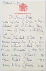 Entre las piezas expuestas habrá vestidos, accesorios y una nota manuscrita con los bebés que vistieron la túnica bautismal, una costumbre -la de registrar sus nombres- que comenzó la reina María, abuela paterna de Isabel II.