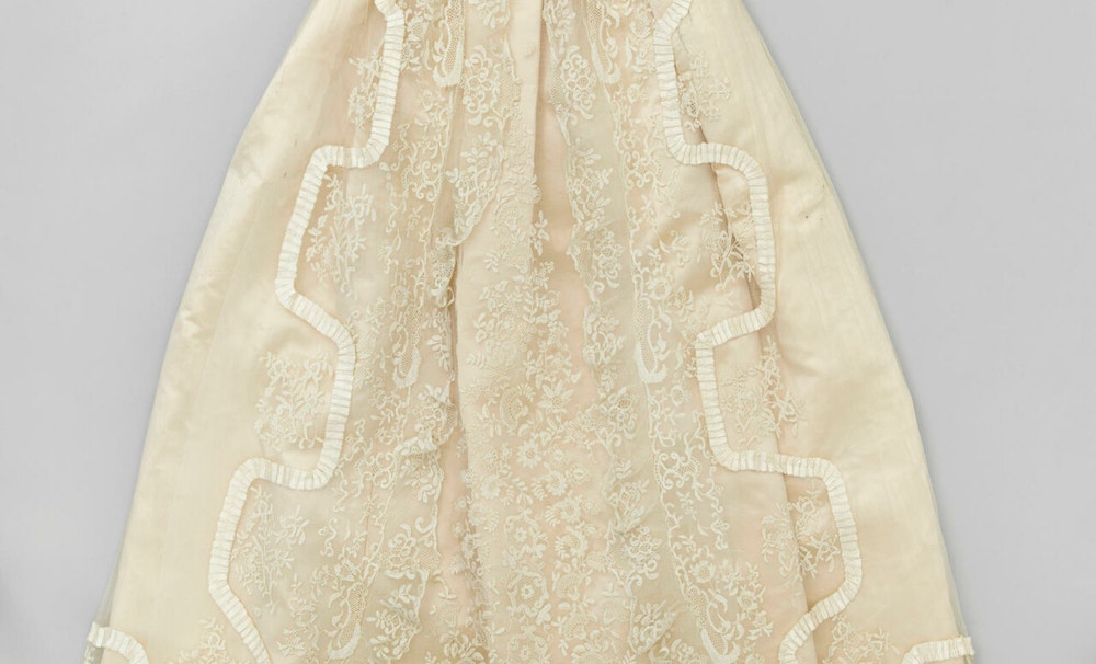 La túnica de bautizo de Isabel II y de otros 61 bebés de la familia real se exhibirán por primera vez en una exposición en el palacio de Buckingham, que repasará la moda de la soberana a lo largo de diez décadas, anunció este lunes la Fundación de la Colección Real.