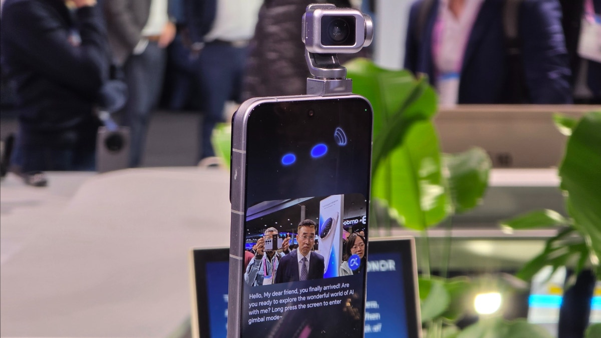 HONOR muestra en el MWC 2026 un teléfono que se mueve solo y su primer robot humanoide [VIDEO]