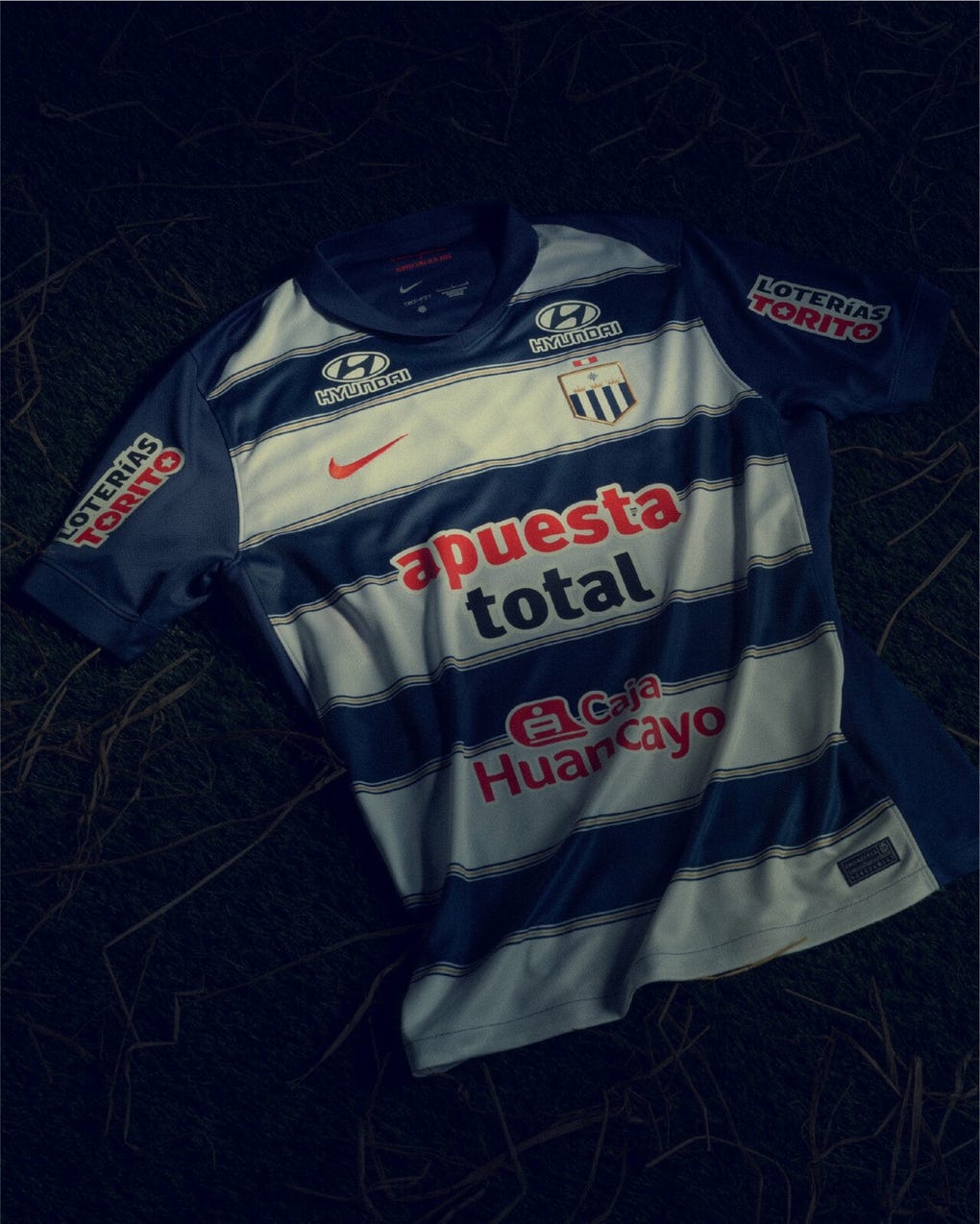 Este modelo está insipirado en la camiseta alterna de Alianza en la década de los 60.