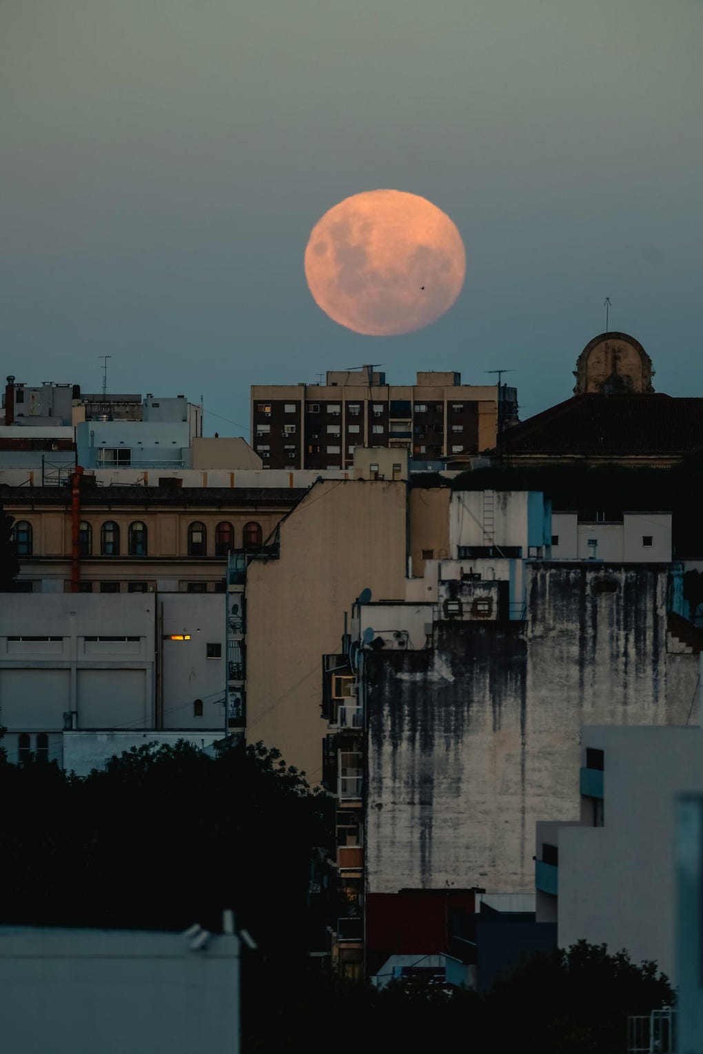 El eclipse lunar total se pudo observar a simple vista, sin necesidad de instrumentos especiales.