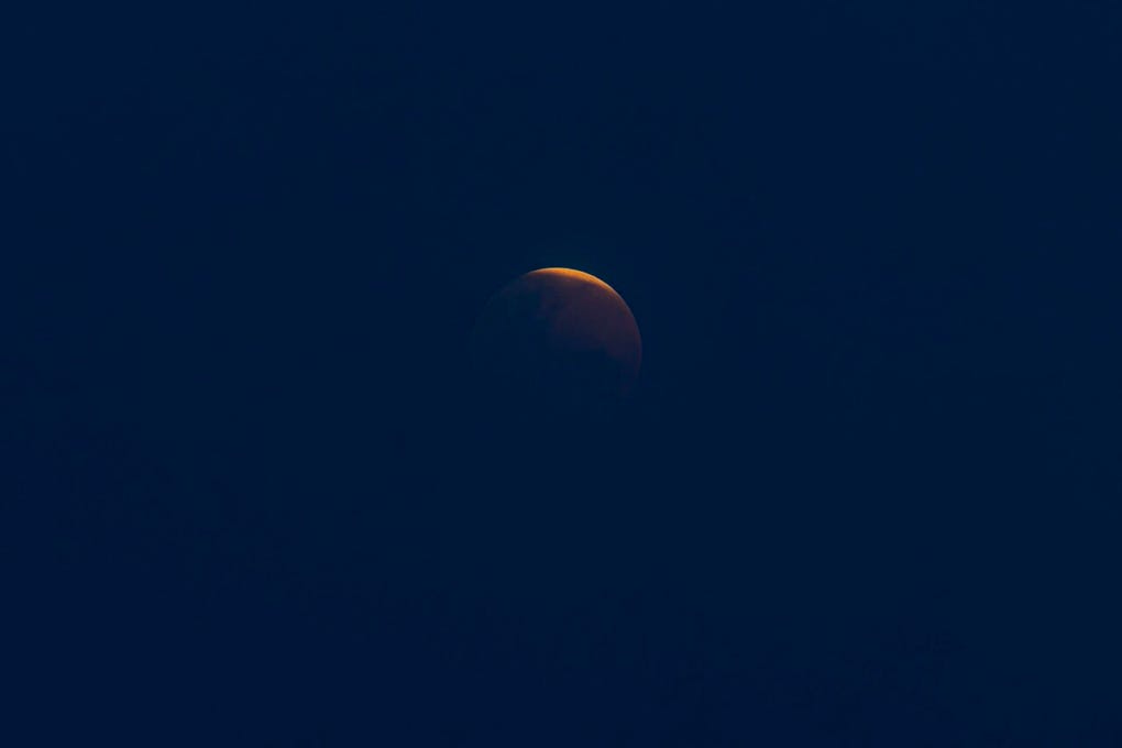En Tokio, sobre las 8:00 p.m. (hora local), la Luna de sangre apenas fue visible debido a las nubes que han cubierto el cielo durante todo el día.