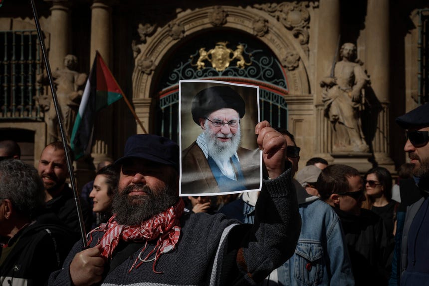 El líder supremo o Guía es considerado el jefe de Estado y la máxima autoridad política y religiosa del país, con cargo vitalicio.