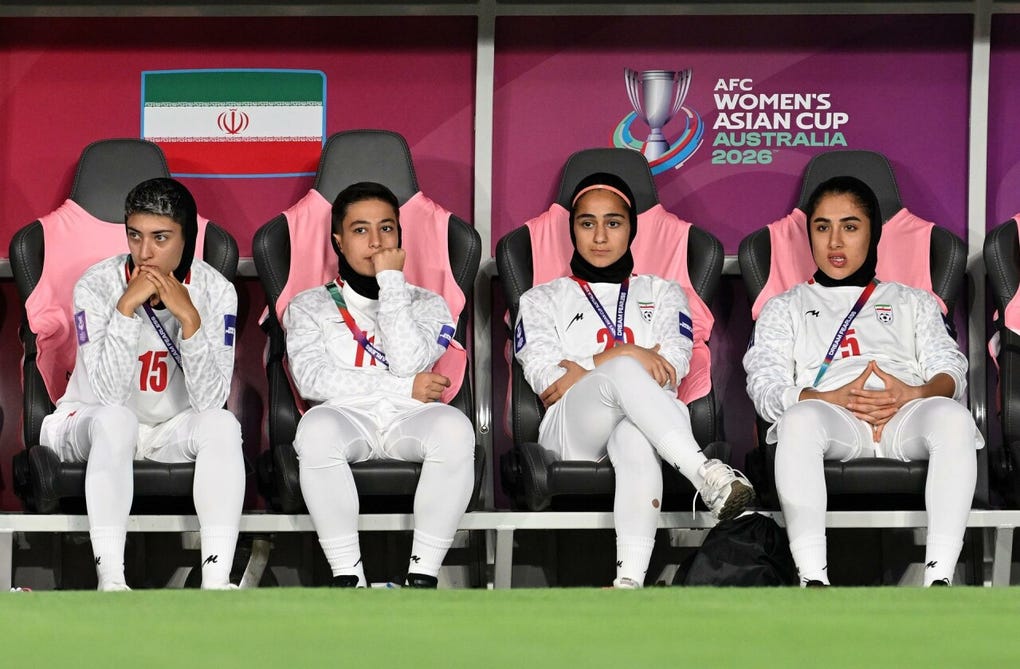 La clasificación de la selección persa a la Copa Femenina de Asia, la primera desde 2002, ha sido celebrada por activistas que defienden la igualdad de género, especialmente por la opresión que impone el régimen iraní a las mujeres, como el uso obligatorio del velo en espacios públicos.