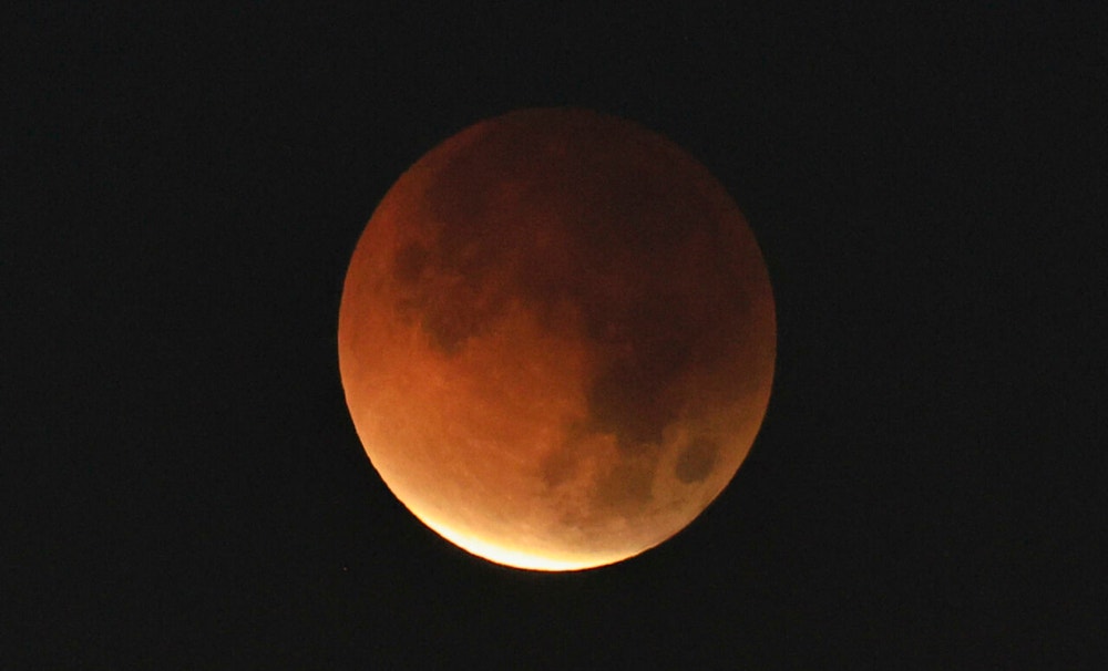 ¡La Luna se tiño de rojo! Eclipse lunar total provocó impresionante cambio de color en nuestro satélite.