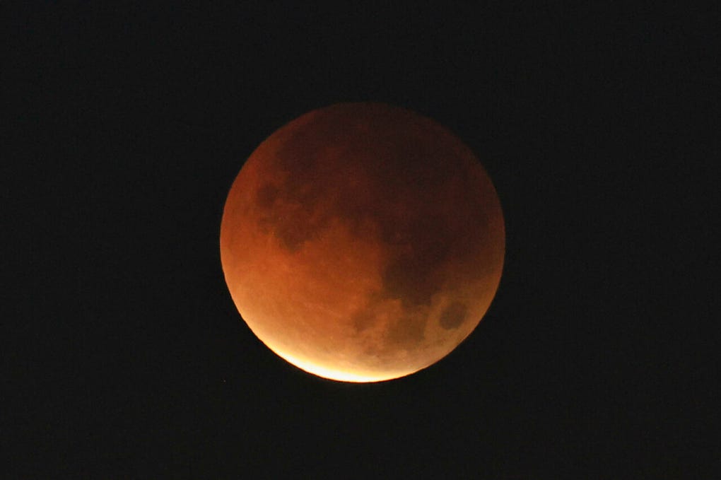 ¡La Luna se tiño de rojo! Eclipse lunar total provocó impresionante cambio de color en nuestro satélite.