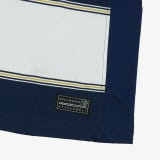 Esta versión incorpora los clásicos colores azul y blanco y franjas horizontales, inspiradas en los inicios del club. Uno de los elementos que más destaca es el uso del escudo histórico creado por Alianza en 1927, dice Nike.