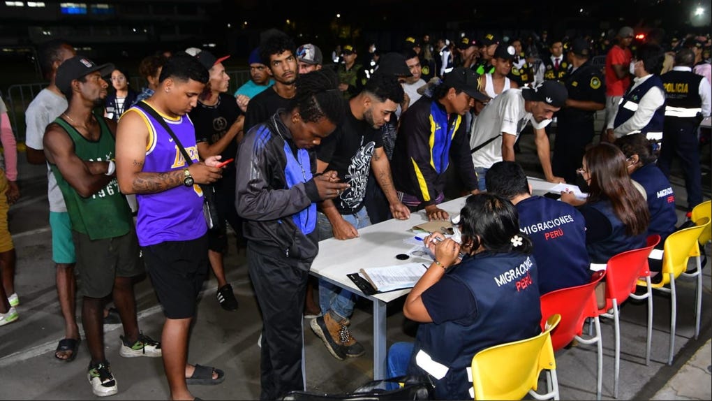 Durante el operativo se intervino a 353 ciudadanos extranjeros de diferentes nacionalidades. 114 fueron detenidos, entre ellos 14 requisitoriados.