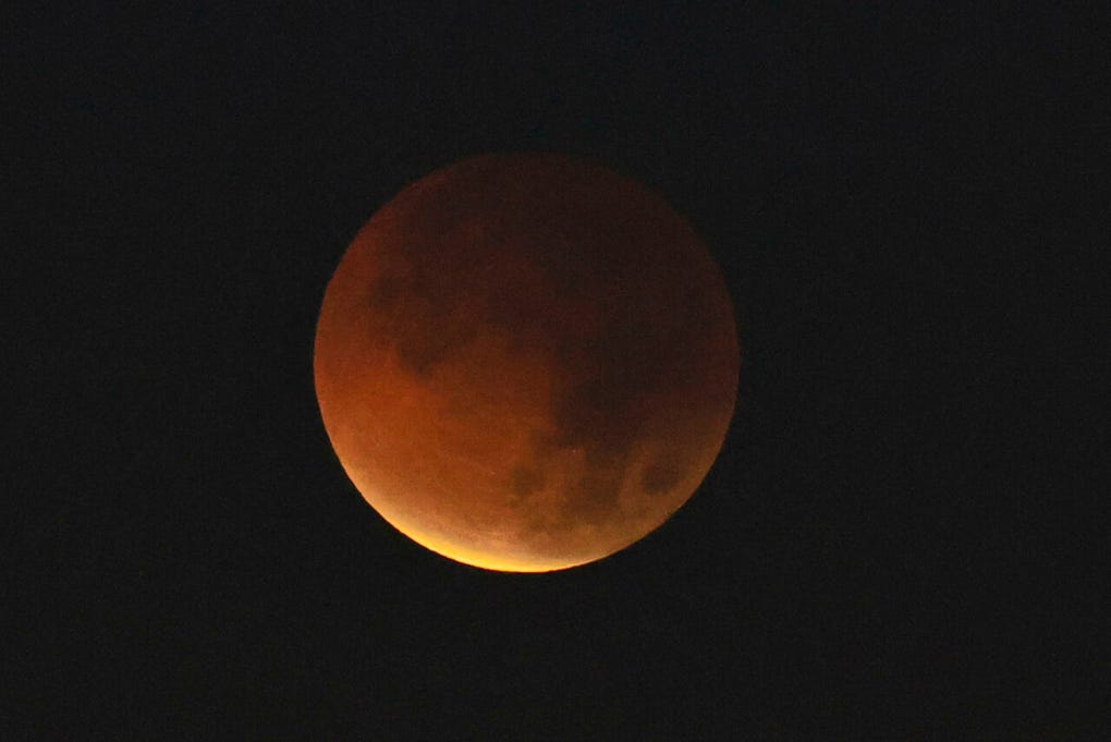 Un eclipse lunar es total, como el de hoy, el satélite no queda completamente oscuro, sino que adquiere un tono rojo, debido a que parte de la luz solar es desviada por la atmósfera terrestre.