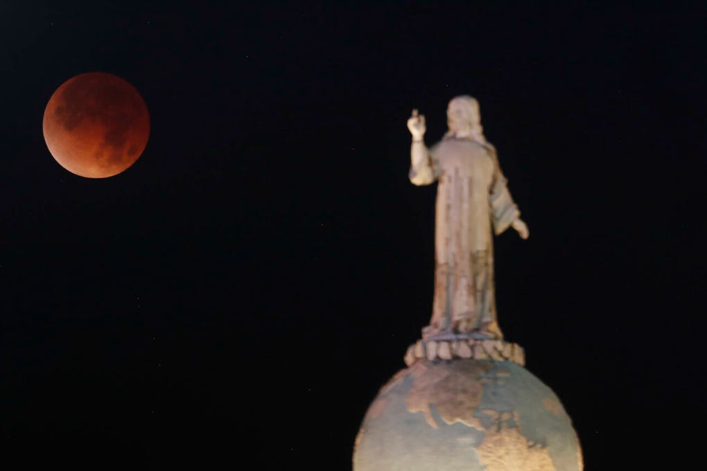 Un eclipse lunar se produce cuando la Luna atraviesa la sombra de la Tierra, bloqueando la luz del Sol que la ilumina.