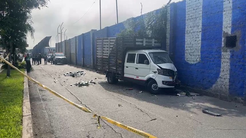 El camión furgón terminó empotrado contra un muro.