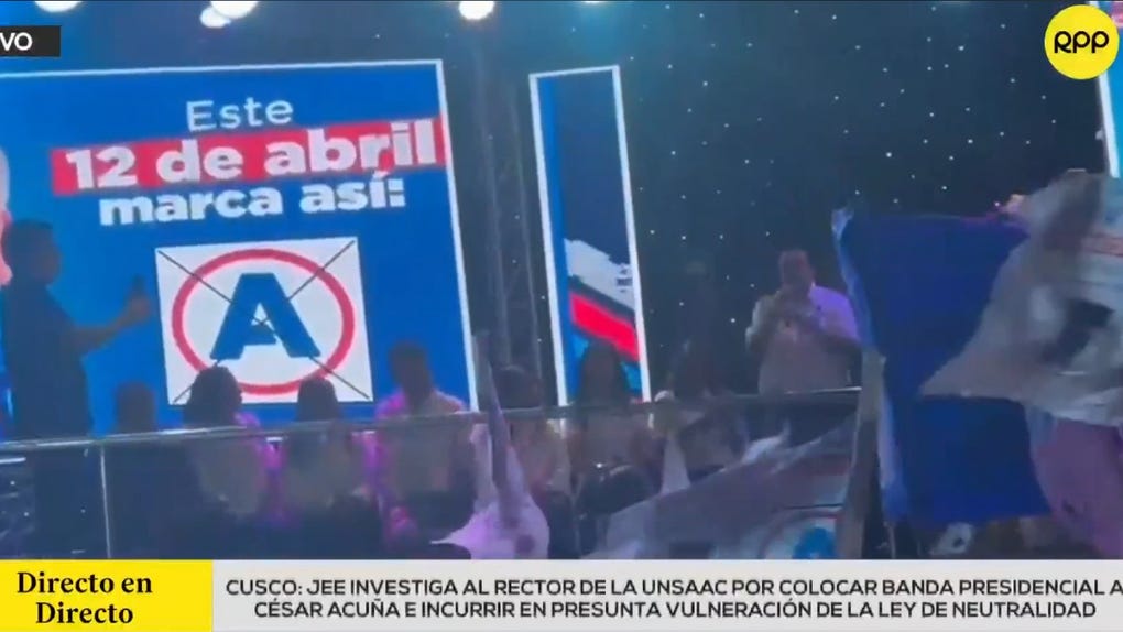 El rector de la UNSAAC, Eleazar Crucinta, le colocó una banda presidenical a Cesar Acuña durante una actividad del partido