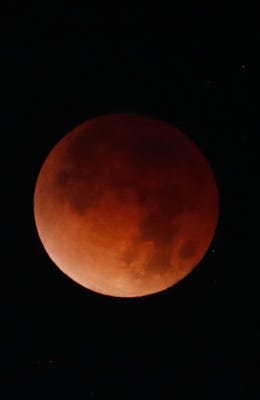 ¡La Luna se tiñó de rojo!