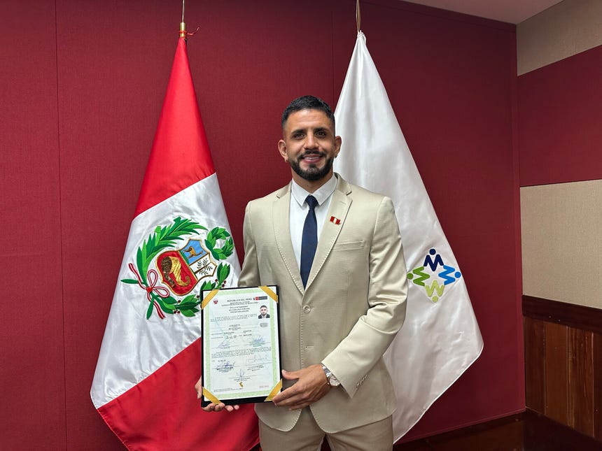Matías Di Benedetto recibió la nacionalidad peruana en oficina de Migraciones.     