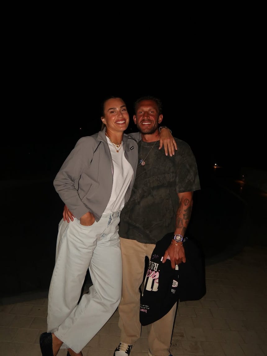 Sabalenka y Frangulis, fundador y director ejecutivo de la marca de açaí OakBerry, son pareja sentimental desde 2024.