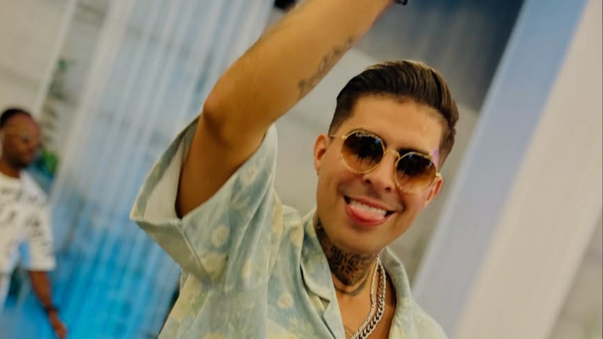 Paul Michael protagoniza Perdóname, la nueva canción versión salsa de Combinación de la Habana.