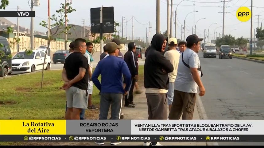 Los manifestantes pertenecían a las empresas Aries, Minivisa, Acorsa, Marcos, Satélite y Vencasa, cuyas unidades cumplen su habitual ruta por esta avenida.