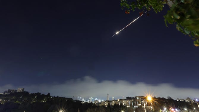 Irán lanza una nueva oleada de ataques contra Israel y países del Golfo