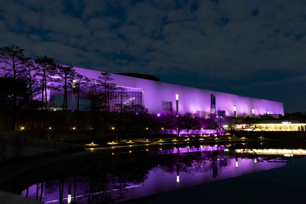 Como parte de la colaboración, la fachada del <strong>Museo Nacional de Corea </strong>se ilumina cada noche con luces rosas, el color emblemático del grupo.