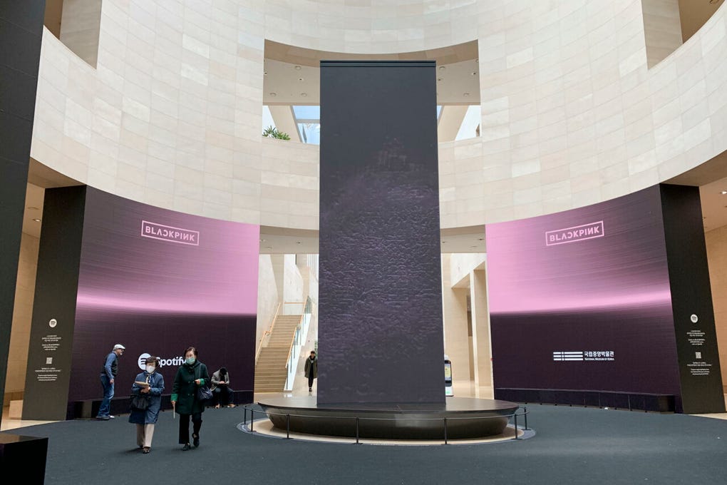 En el centro de la zona de descanso se encuentra una imponente réplica digital de la emblemática estela de <strong>Gwanggaeto el Grande</strong>, un monarca del reino de <strong>Goguryeo</strong> (37 a. C.-668 d. C.).