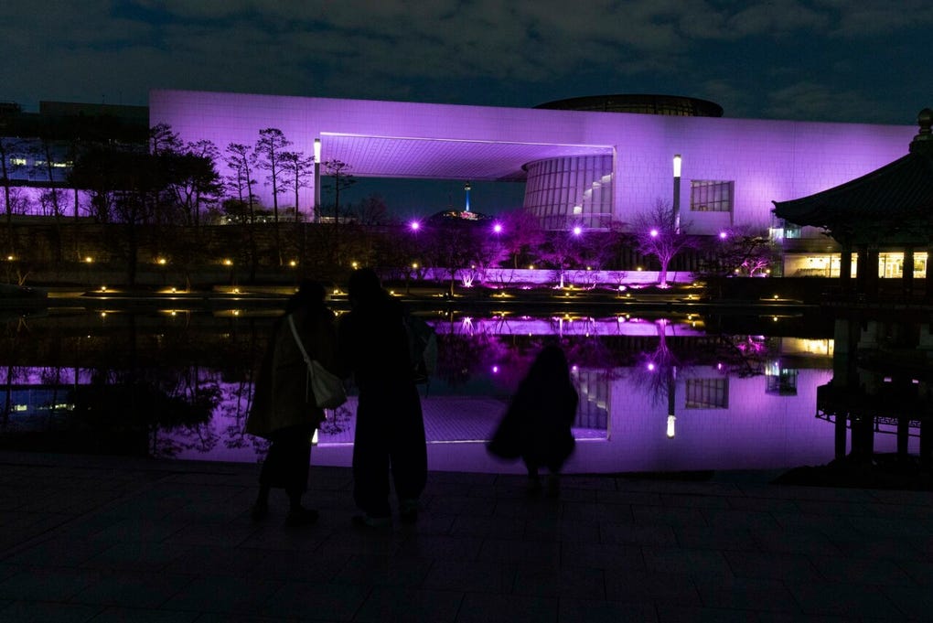 La zona de escucha recibe unos 1 000 visitantes diarios en promedio desde el 27 de febrero, cuando se abrió el evento, según dijo a EFE Eom Chae-hyeon, del departamento de relaciones públicas del museo.