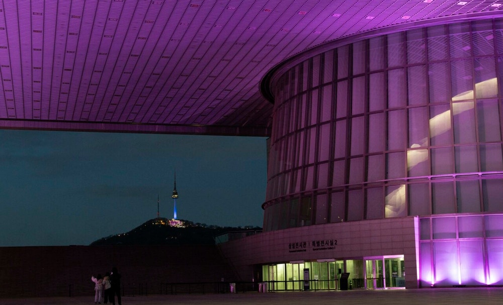 La banda femenina Blackpink ha convertido al principal museo de Corea del Sur en un punto de encuentro entre el K-pop y la cultura tradicional coreana, permitiendo que fanes de todo el mundo descubran reliquias históricas mientras disfrutan de su álbum más reciente, 'Deadline'.