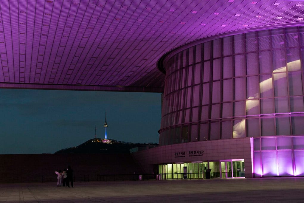 La banda femenina <strong>Blackpink</strong> ha convertido al principal museo de <strong>Corea del Sur</strong> en un punto de encuentro entre el K-pop y la cultura tradicional coreana, permitiendo que fanes de todo el mundo descubran reliquias históricas mientras disfrutan de su álbum más reciente, <strong>Deadline</strong>.