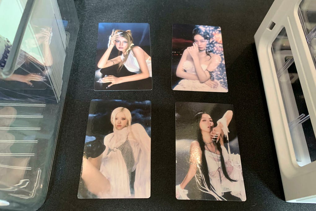 Al salir, el público puede escuchar el disco con audífonos y recibir tarjetas coleccionables del grupo junto con un folleto que guía a los visitantes por varias reliquias del museo presentadas en audioguías narradas por las integrantes.