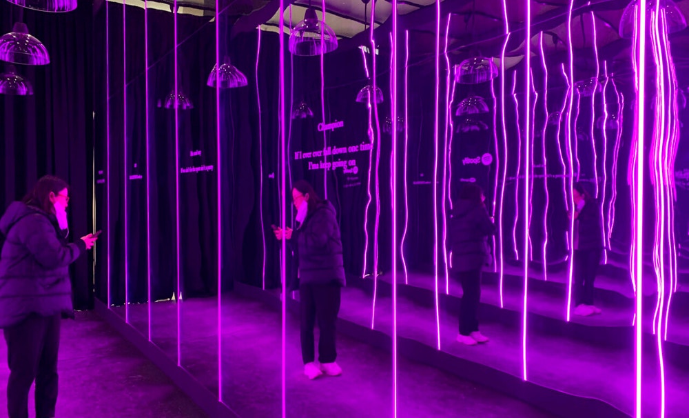 Tras atravesar este espacio, los visitantes llegan a un muro preparado para fotografías y a una sala exclusiva para escuchar las canciones de 'Deadline'.