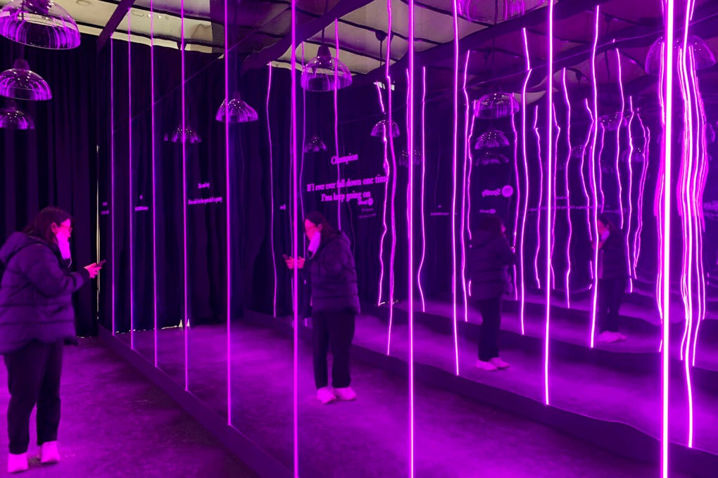 Tras atravesar este espacio, los visitantes llegan a un muro preparado para fotografías y a una sala exclusiva para escuchar las canciones de <strong>Deadline</strong>.