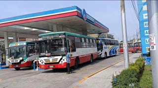 “Está complicado”: conductores de buses forman largas filas en grifos para abastecerse de GNV