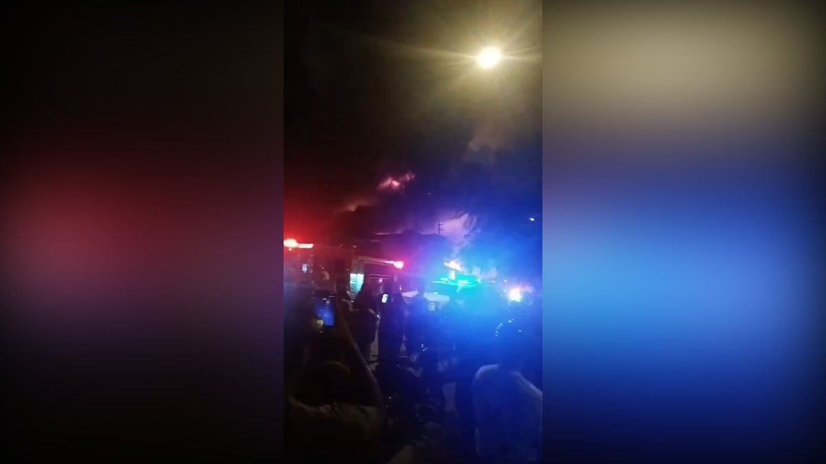 Las personas que están en las inmediaciones expresaron que hubo explosiones