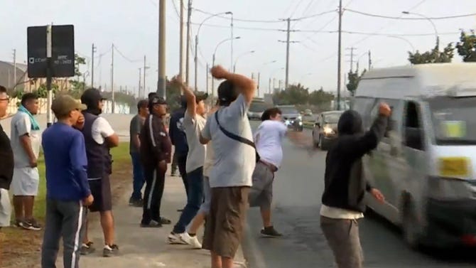 Transportistas bloquean tramo de la av. Néstor Gambetta tras ataque armado contra combi