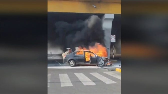 Automóvil se incendió en plena av. Universitaria: conductor habría utilizado GLP en vez de GNV ante escasez [VIDEO]