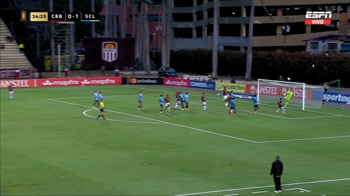 Susto para Sporting Cristal: Ezequiel Neira de Carabobo estrelló su cabezazo al travesaño [VIDEO]