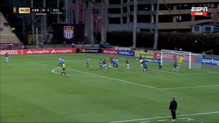 Susto para Sporting Cristal: Ezequiel Neira de Carabobo estrelló su cabezazo al travesaño [VIDEO]