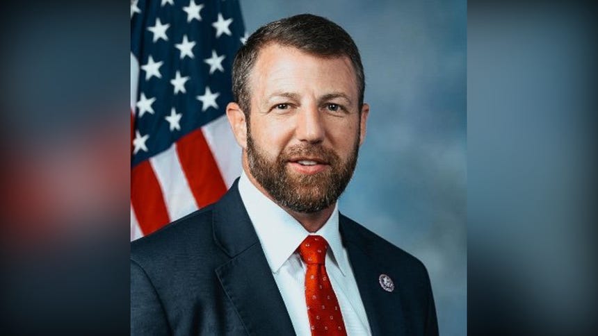 Oklahoma Markwayne Mullin, sustituirá en el Departamento de Seguridad Nacional (DHS) a Kristi Noem, tras el cese de sus funciones anunciado este jueves por el presidente de EE.UU., Donald Trump. 