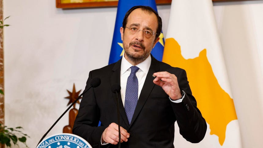 El presidente de Chipre , Níkos Christodoulídis, informó el lunes que un dron Shahed, de producción iraní, impactó poco después de la pasada medianoche (local) en las base militar británica en Akrotiri, situada en el suroeste de la isla, causando daños materiales menores