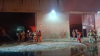 Comas: Bomberos lograron confinar incendio código 4 y continúan trabajos para extinguirlo