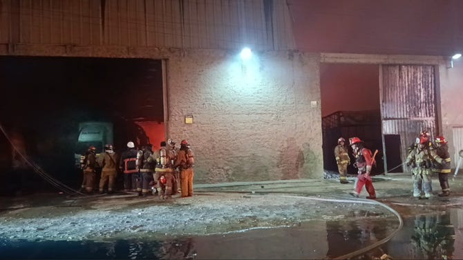 Comas: Bomberos lograron confinar incendio código 4 y continúan trabajos para extinguirlo