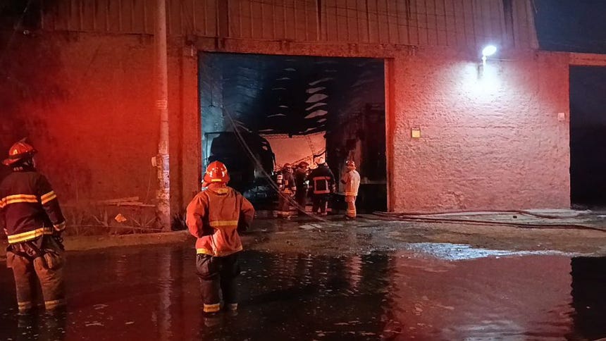 Los bomberos trabajaron hasta la madrugada para controlar las llamas.