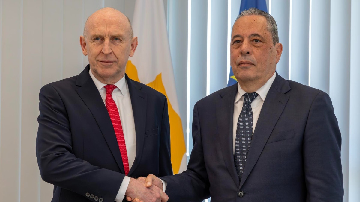 El ministro británico de Defensa, John Healey (izquierda), se encuentra este jueves en Chipre, donde se reúne con su homólogo chipriota y con el personal militar destinado a las dos bases británicas en la isla, la de Akrotiri, situada cerca de Limassol, que fue parcialmente desalojada tras ser atacada, y la de Dhekelia, próxima a Larnaca.