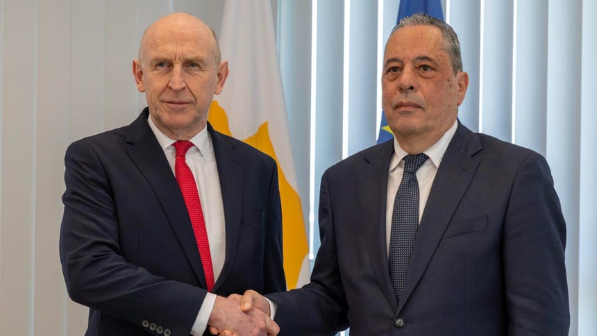El ministro británico de Defensa, John Healey (izquierda), se encuentra este jueves en Chipre, donde se reúne con su homólogo chipriota y con el personal militar destinado a las dos bases británicas en la isla, la de Akrotiri, situada cerca de Limassol, que fue parcialmente desalojada tras ser atacada, y la de Dhekelia, próxima a Larnaca.