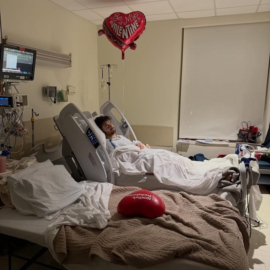 Su prometida estuvo acompañándolo en el proceso.