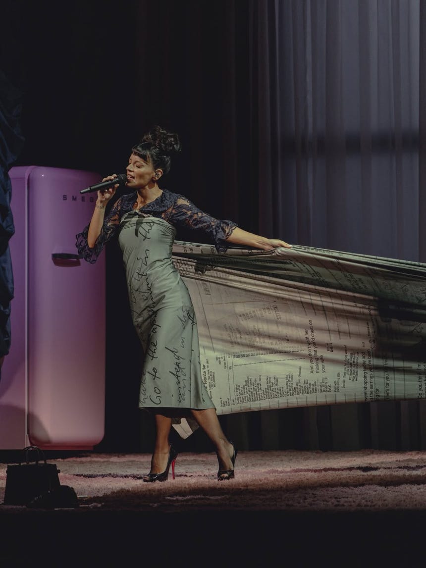 Lily Allen lució un vestido en su gira 'West End Girl' hecho con recibos que muestran cosas que su exesposo David Harbour compró para otras mujeres.  