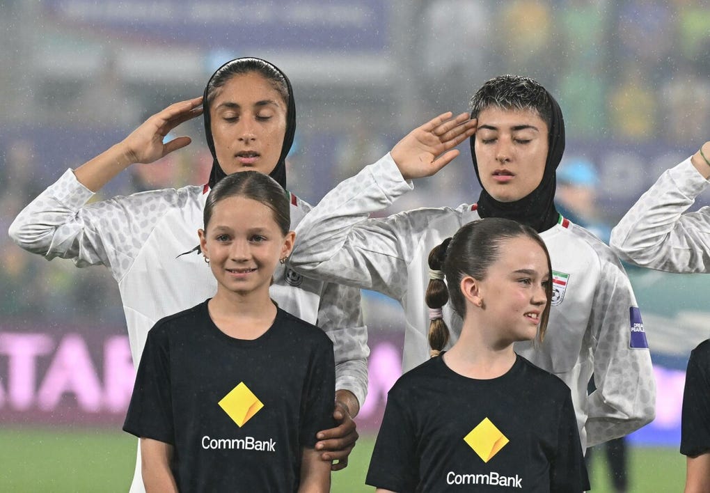 Con una mano en la cabeza en un gesto similar a un saludo militar, las deportistas entonaron el Himno Nacional iraní, mientras se escuchaba algún abucheo y silbido desde la grada, según reportó la agencia EFE.