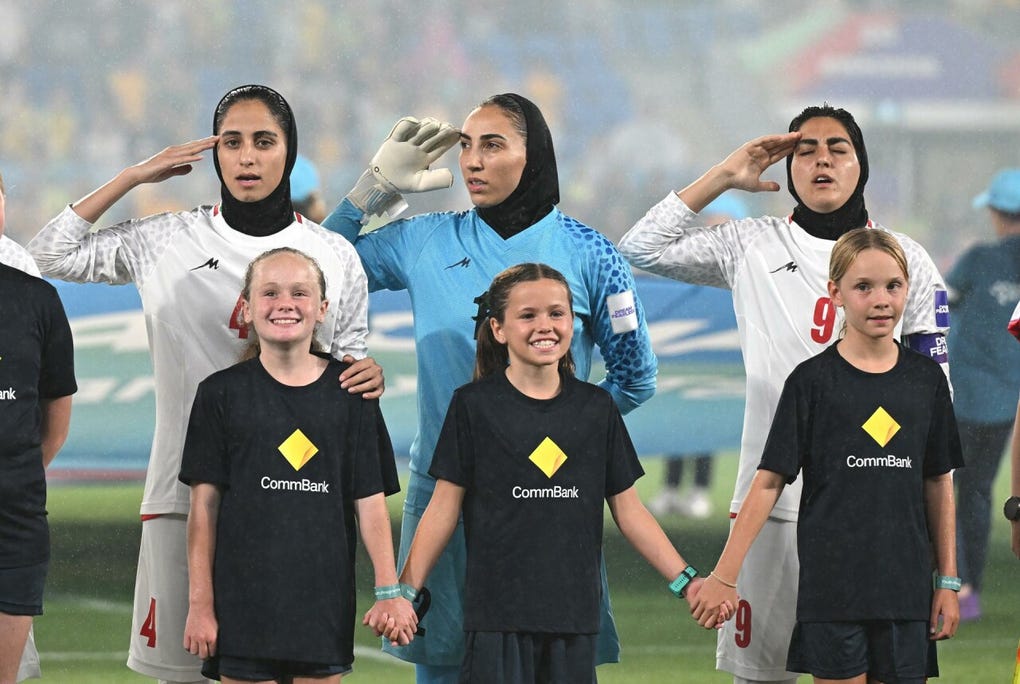 La imagen contrasta con el silencio de hace unos días en los instantes previos al enfrentamiento contra la selección de Corea del Sur durante su debut en la competición.